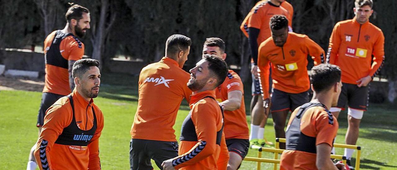Los jugadores del Elche, durante un entrenamiento en el campo Díez Iborra.