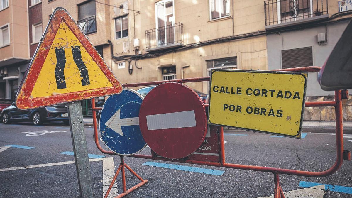 Una valla avisa de una obra en una calle hace unas semanas.