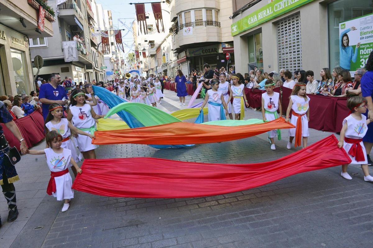 Un espectacular desfile infantil recorre las calles Un espectacular desfile infantil recorre las calles