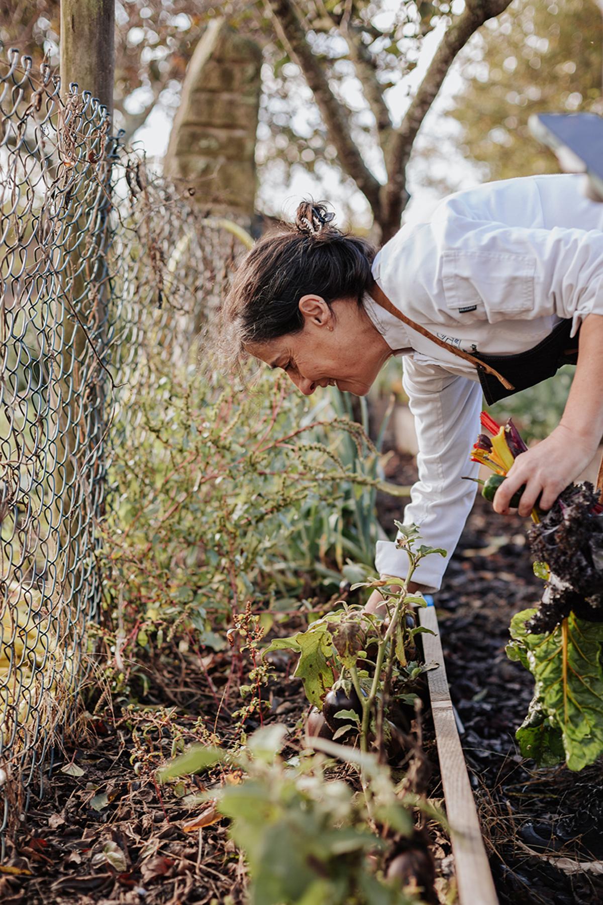 María Varela en su huerto en A Parada das Bestas
