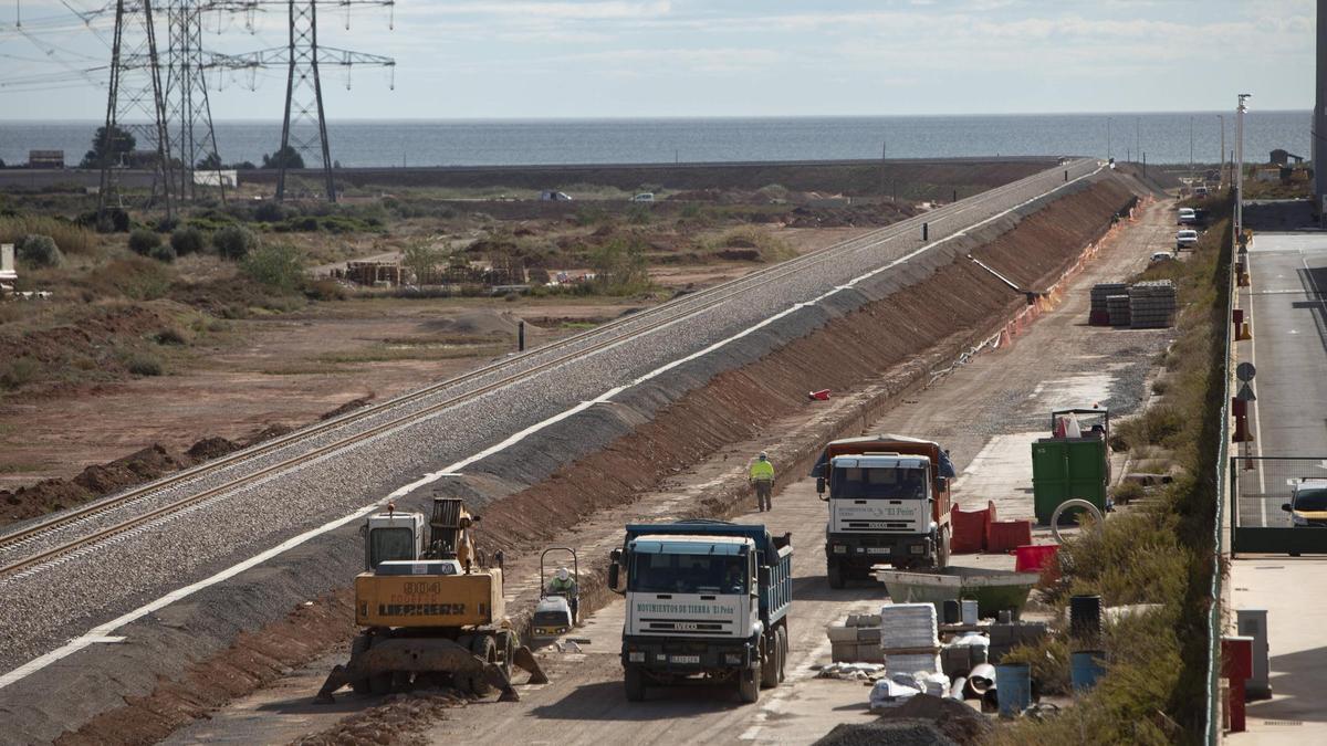 Las obras para dotar al puerto de Sagunt de acceso ferroviario avanzan.
