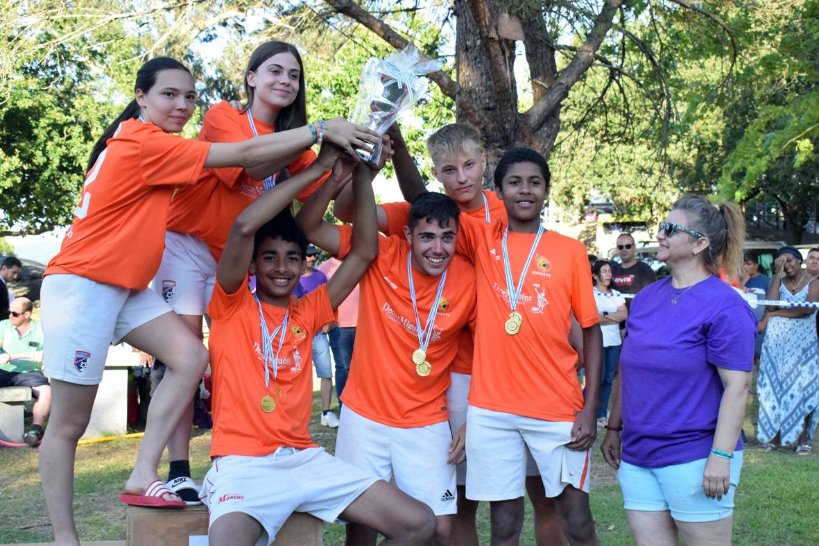 Las Olimpiadas de Aldea hacen de la playa de Vilarello la fusión de deporte y tradición