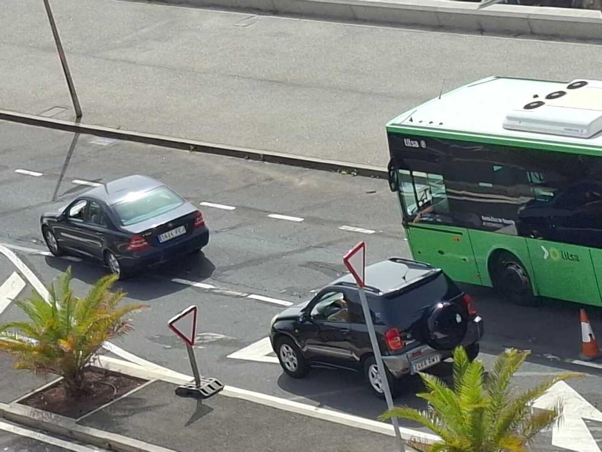 Colas por el carril bus en la playa de Las Teresitas