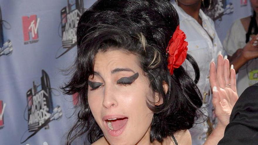 Foto de archivo que muestra a la cantante británica Amy Winehouse a su llegada a los premios MTV en Los Angeles.
