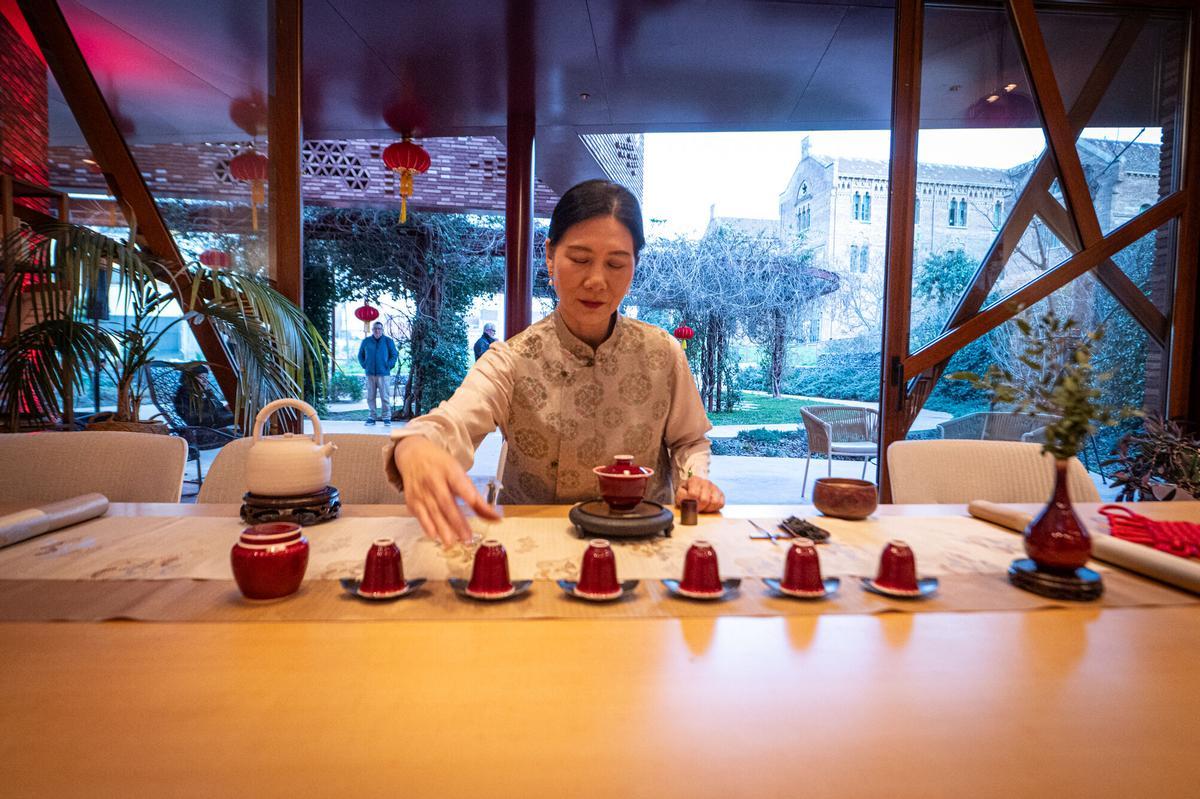 Ceremonia del té, durante la celebración Año Nuevo Chino, en la Fundació Kalida.