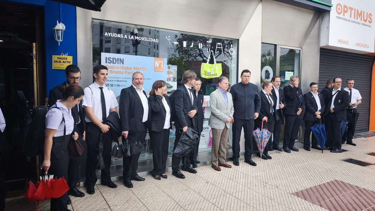 Varios integrantes de la banda de música de Oviedo se hicieron una foto junto al alcalde, Alfredo Canteli, que aparece en el centro con el director de la formación, David Colado.