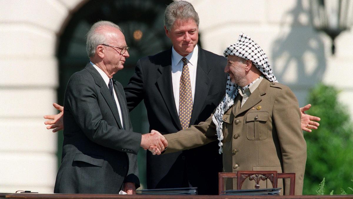Yasir Arafat junto a Yisac Rabin y Bill Clinton