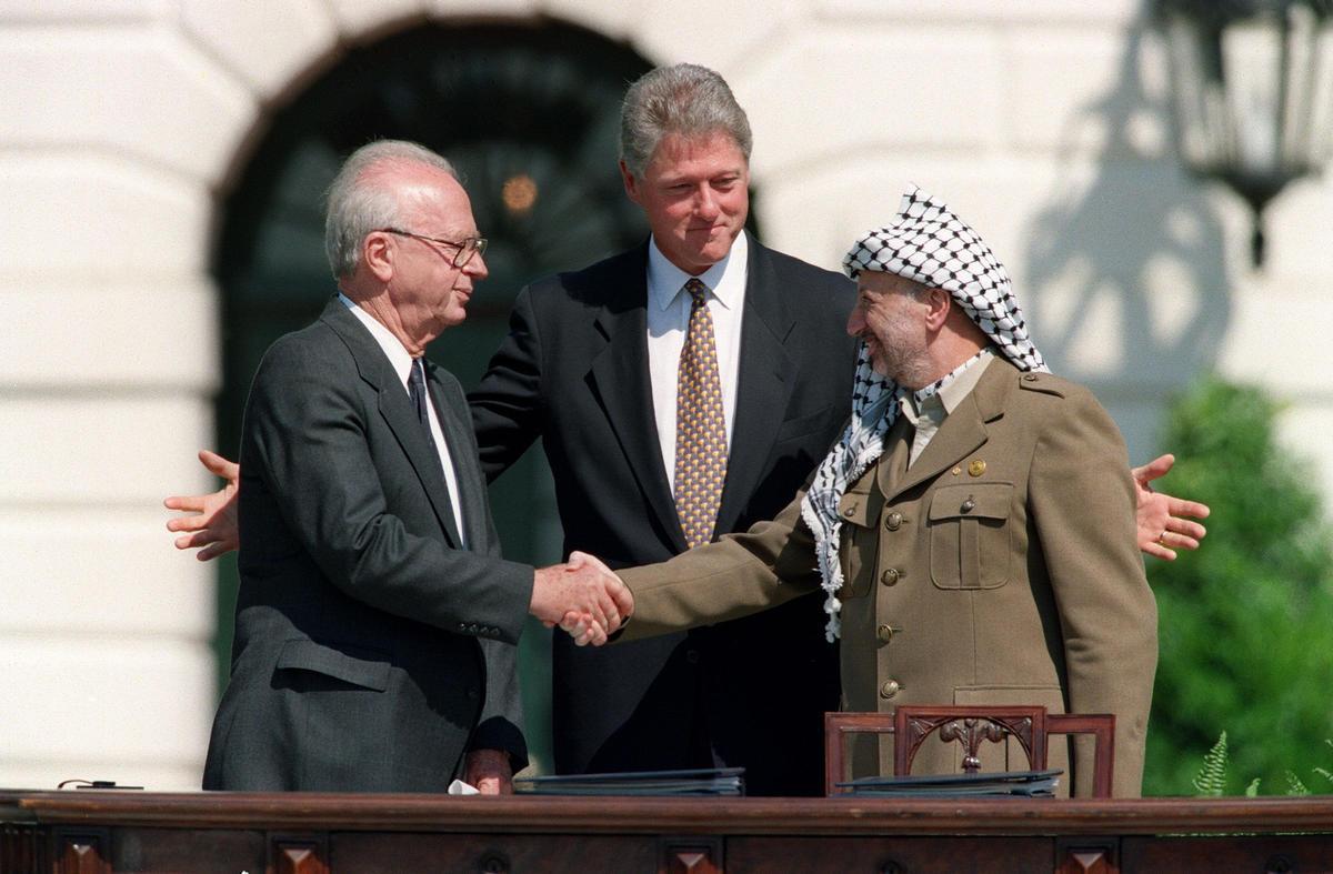 Yasir Arafat junto a Yisac Rabin y Bill Clinton