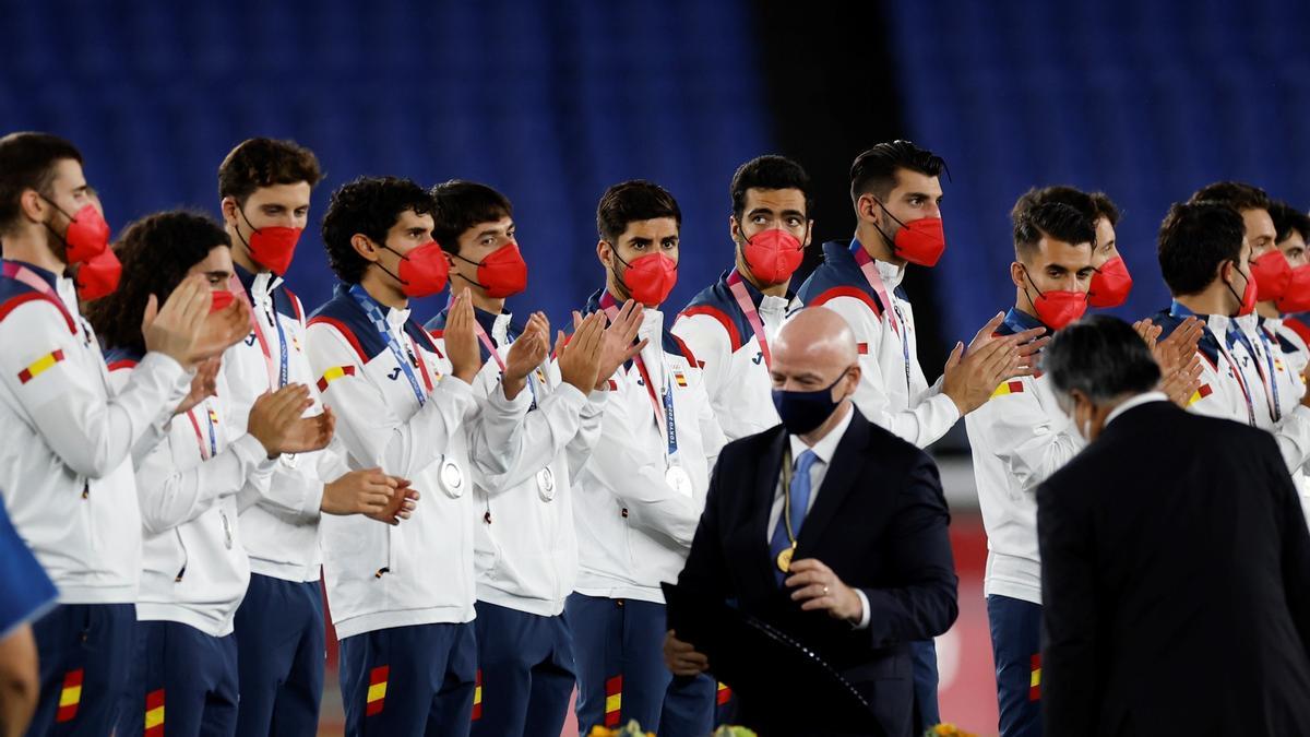 Los futbolistas de España reciben la plata.