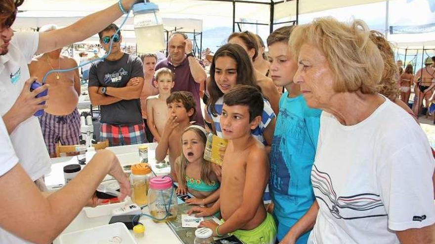 Una actividad del &quot;Campus do Mar&quot; en la playa de Rodeira. // S.Á.