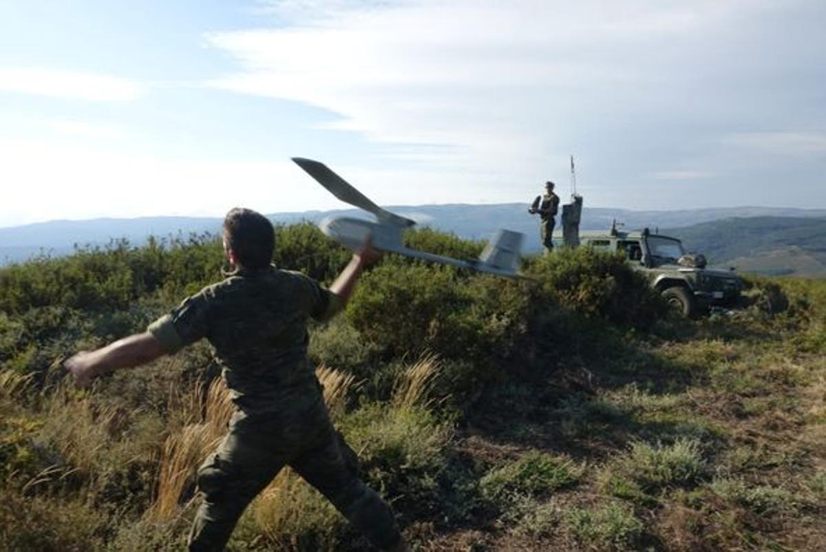 Un miembro del regimiento de Inteigencia 1 de la Brigada Galicia del Ejército prueba un dron.