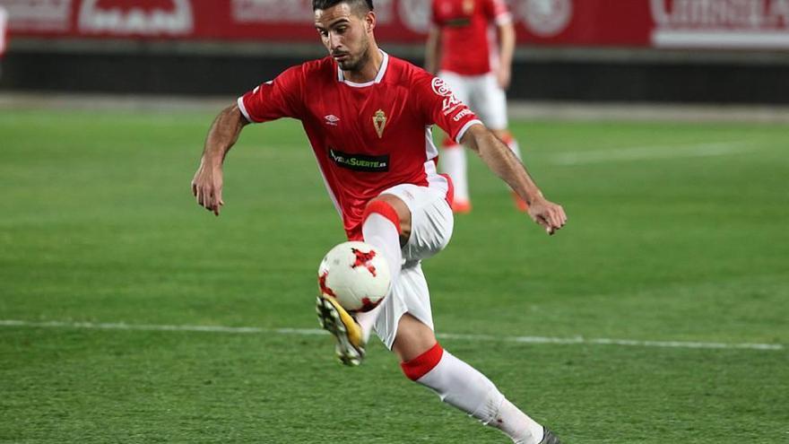 David Forniés, el lateral zurdo del Murcia, será baja en El Ejido al ver la quinta amarilla ante el Recreativo.