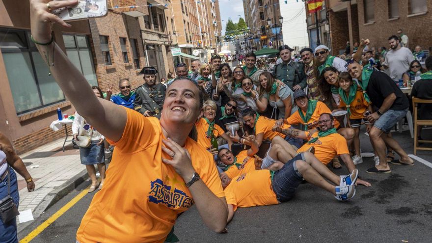 Rocío Díaz y otros miembros de la peña "Los Moronchos", junto con el grupo de teatro "Margen".