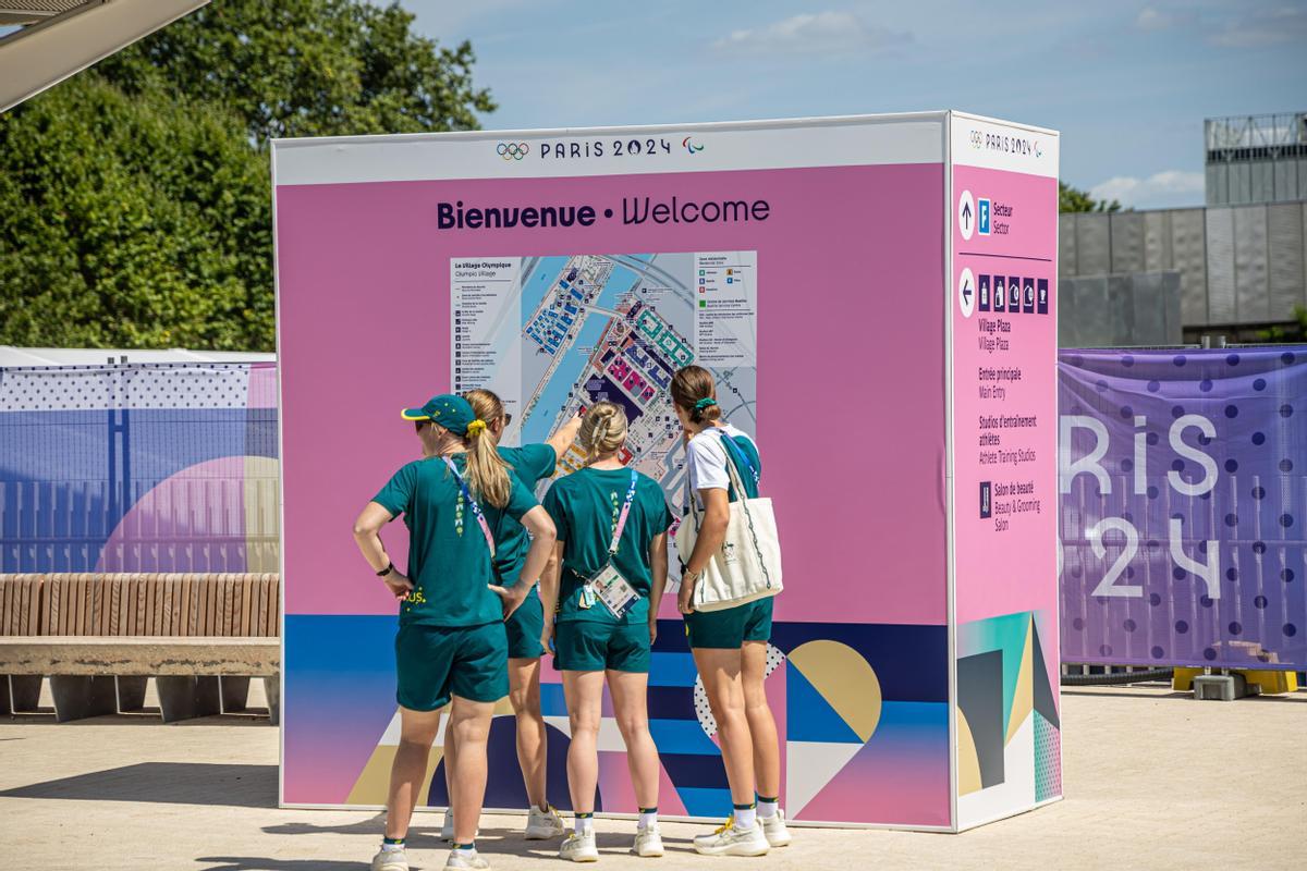 Saint Denis (France), 18/07/2024.- Members of the Australian delegation look at a map at the Athletes Village of the Paris 2024 Olympic Games in Saint Denis, France, 18 July 2024. The Summer Olympics are scheduled to take place from 26 July to 11 August 2024 in Paris. (Francia) EFE/EPA/CHRISTOPHE PETIT TESSON