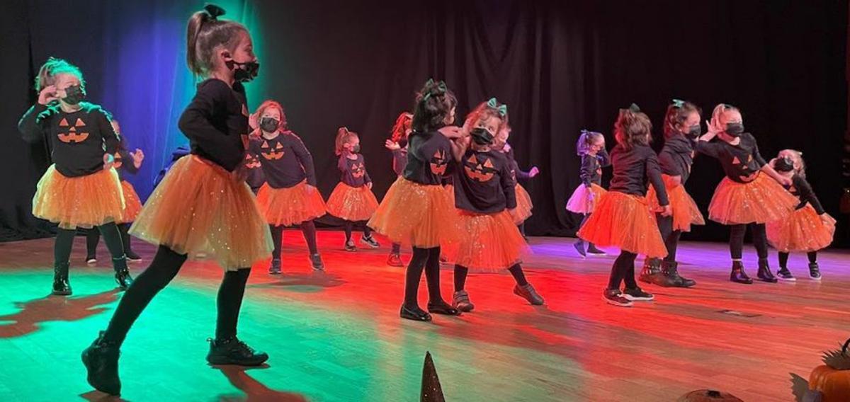 La Escuela Carmen López baila por Samaín en Sada