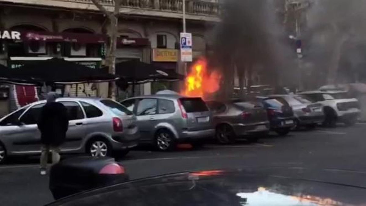 Un veí va gravar l’incendi d’un vehicle a la calçada diumenge.