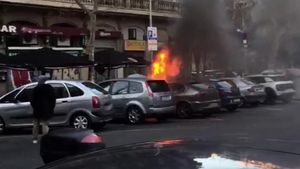 Un veí va gravar l’incendi d’un vehicle a la calçada diumenge.