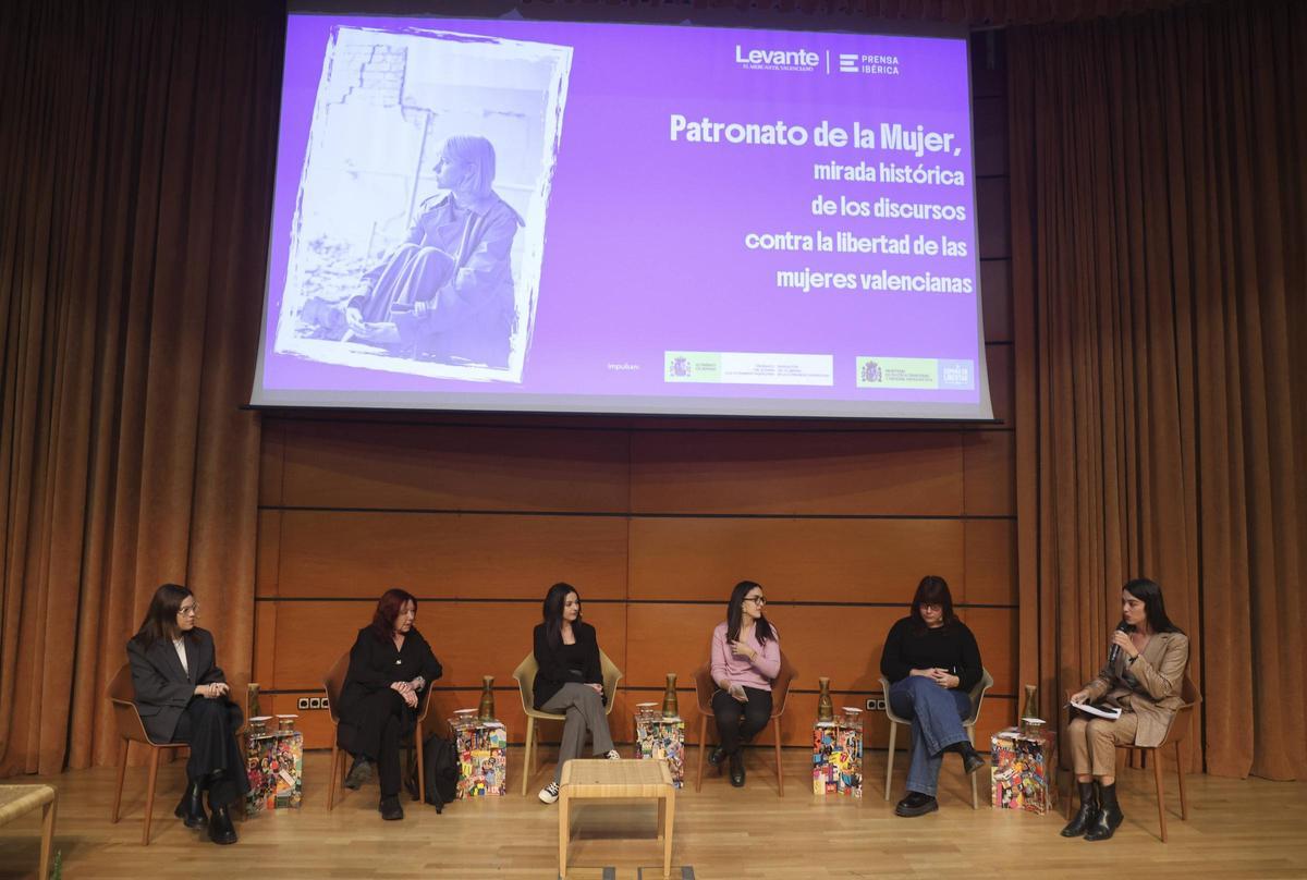 Mesa redonda sobre el Patronato de Protección a la Mujer en el auditorio del Jardín Botánico de València.