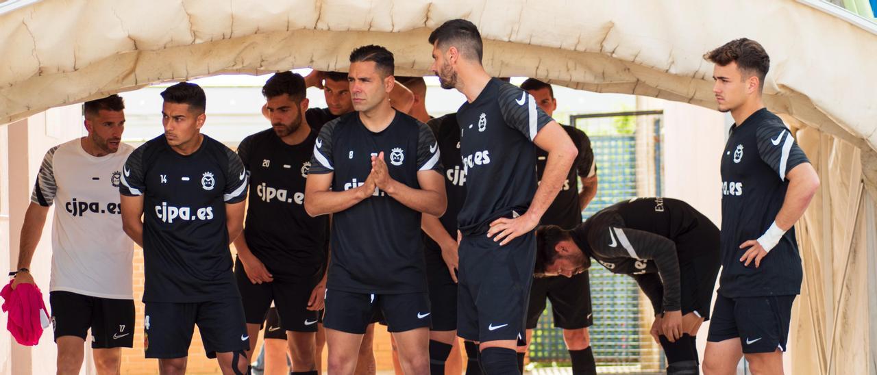 Jugadores del Montijo, listos para salir a calentar.