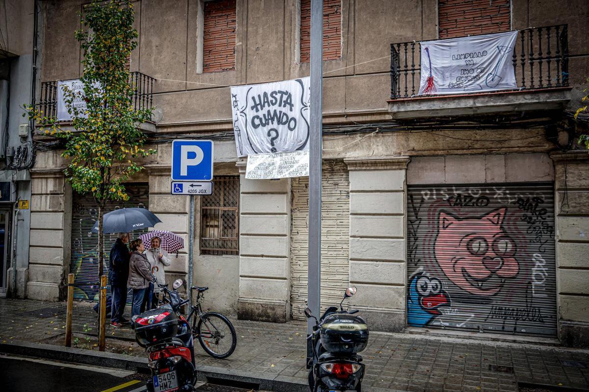 Las pancartas que los vecinos del Poble-sec han colgado para protestar por el mal estado del edificio ruinoso de la calle Piquer, en Barcelona.
