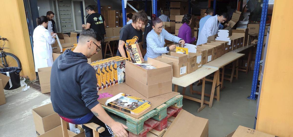 La plantilla de una empresa de Castiñeiras trabajando en el exterior durante un apagón en el polígono. | SANTOS ÁLVAREZ