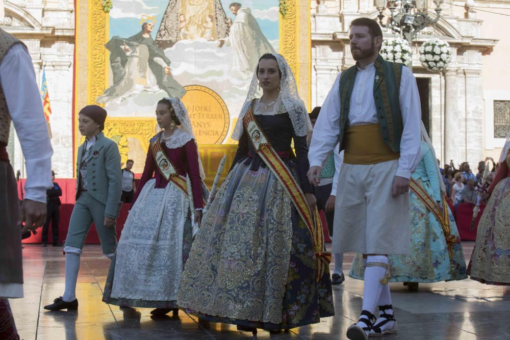 Desfile de las falleras mayores de las diferentes comisiones durante la procesión general de la Mare de Déu dels Desemparats.