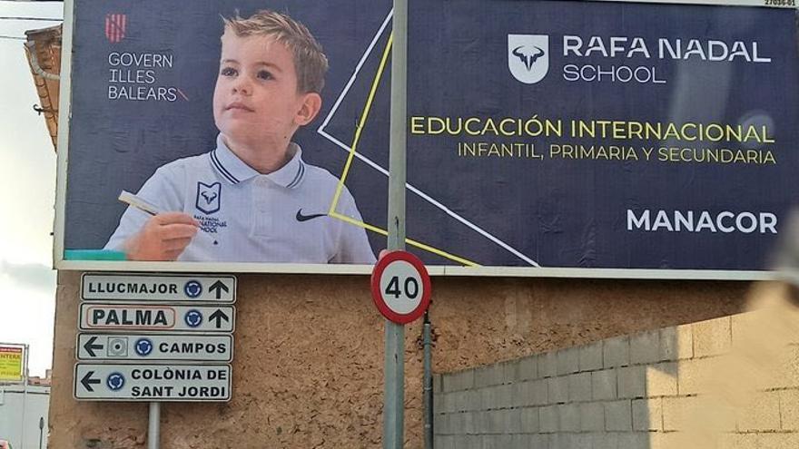 Rafa Nadal: Polémica en las redes por logotipo del Govern en las vallas  publicitarias en castellano del colegio privado de Rafa Nadal