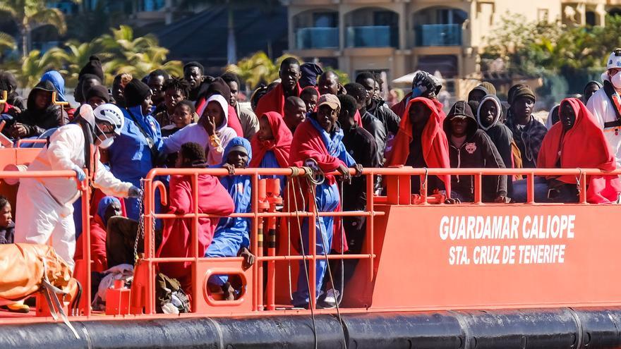 Salvamento Marítimo traslada a 115 migrantes al muelle de Arguineguín (26/04/2022)