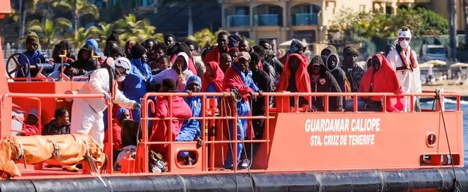 Salvamento Marítimo traslada a 115 migrantes al muelle de Arguineguín (26/04/2022)