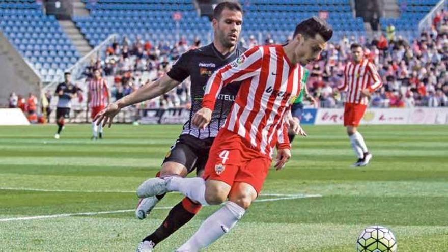 Ximo, formado en Son Bibiloni, conduce el balón ayer ante Ortuño.