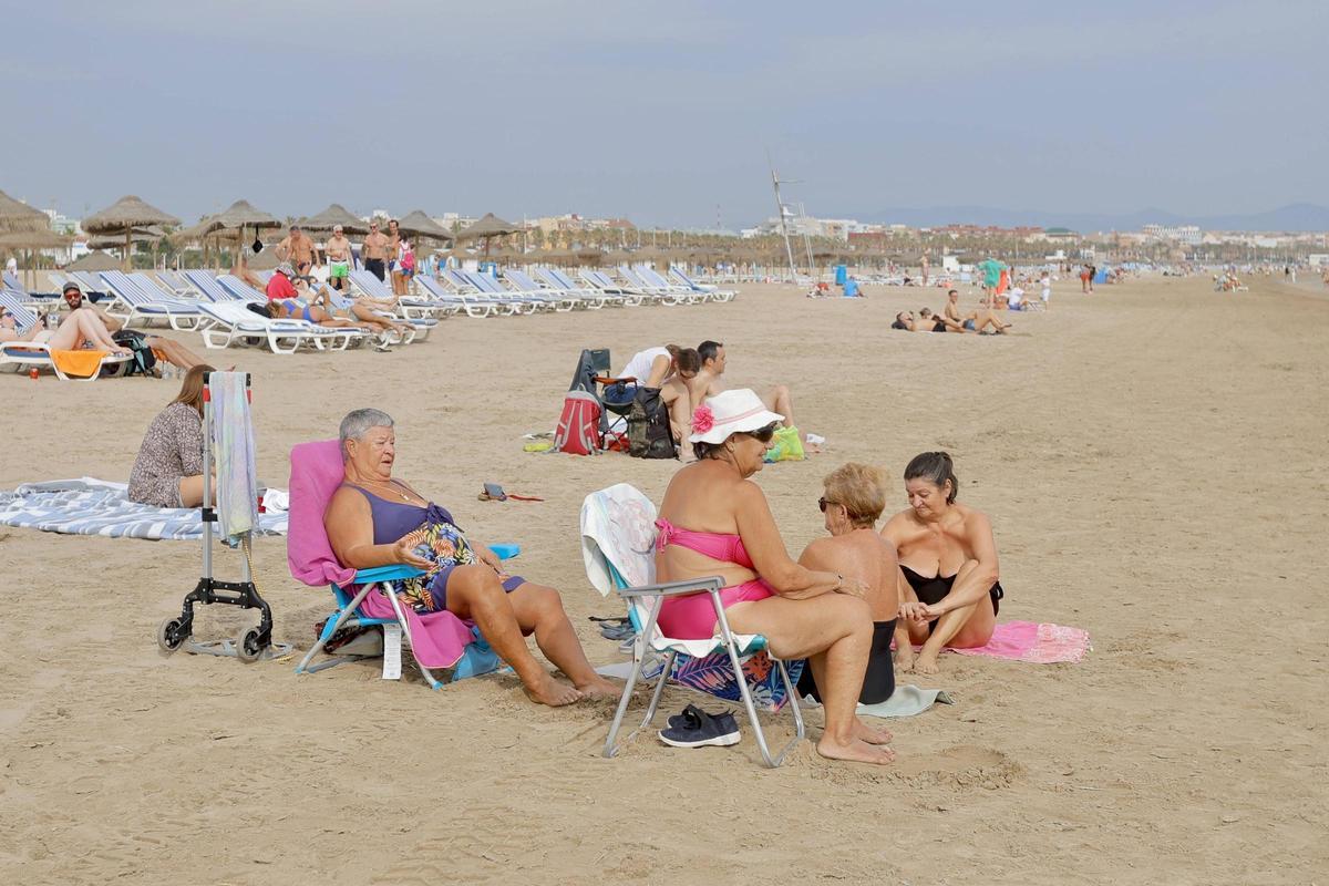 Gran ambiente en las playas de València, pese a las nubes