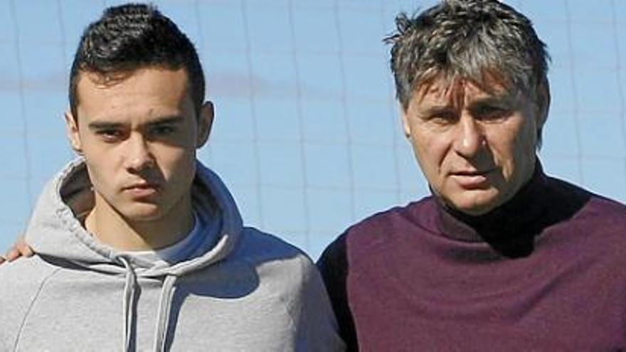 Miguel Tendillo junto a su hijo Alberto, jugador de la cantera valencianista