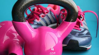 Ejercicios de fuerza en casa: el entrenamiento ideal para mujeres de 50 años