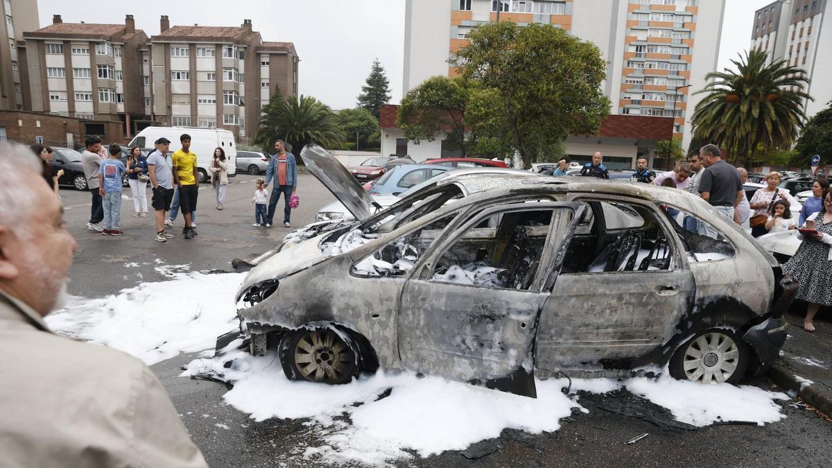 Alarma en Gijón por el incendio de un coche abandonado "desde hace más de cinco años" que afecta a varios vehículos en un parking