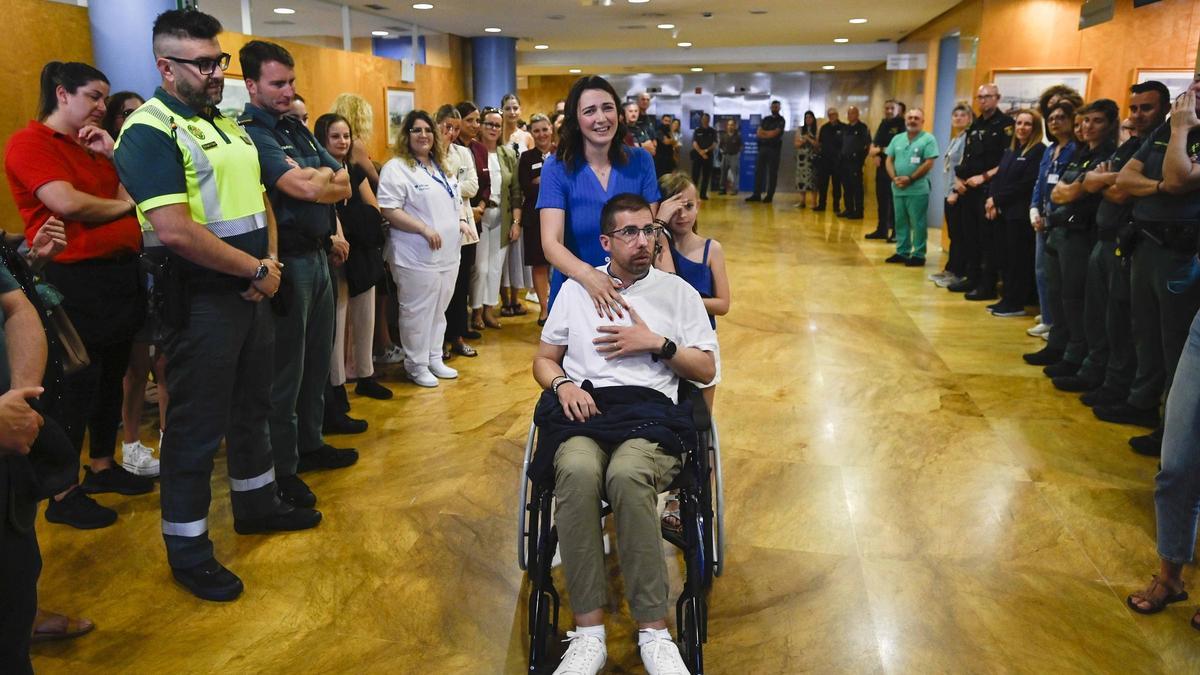 Marcos Troitiño recibe el reconocimiento de los sanitarios del hospital Vithas y de sus compañeros de la Guardia Civil. 12 junio 2024. Pablo Hernández Gamarra