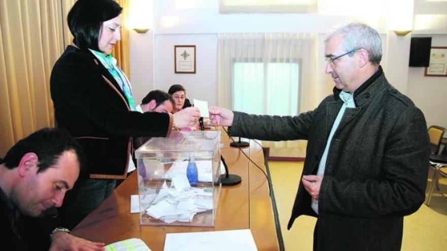 José Tomás Santiago emite su voto en la tarde de ayer ante la presidenta de la Comisión Gestora de la Hermandad, Rosa Nieto.