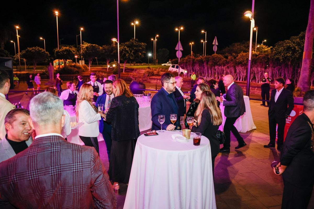 Invitados a los premios en el aperitivo previo al evento.