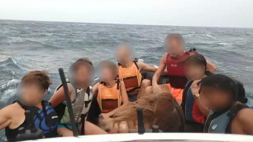 Los kayakistas rescatados en la embarcación LR Cap d&#039;Or del servicio municipal de Teulada Moraira de salvamento en el mar