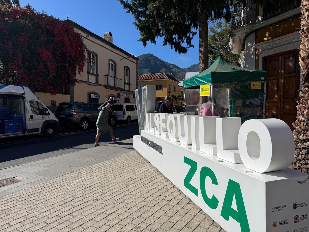 Acceso a la zona comercial abierta de Valsequillo.