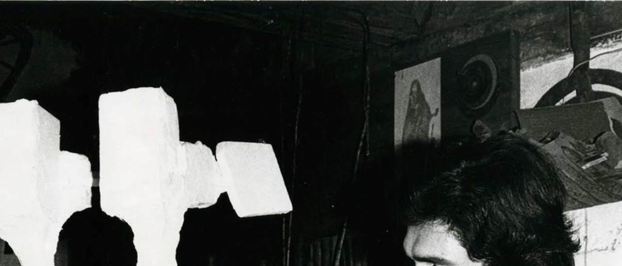 Fernando Alba, en una foto de Alonso, en 1973, con las manos en la masa.