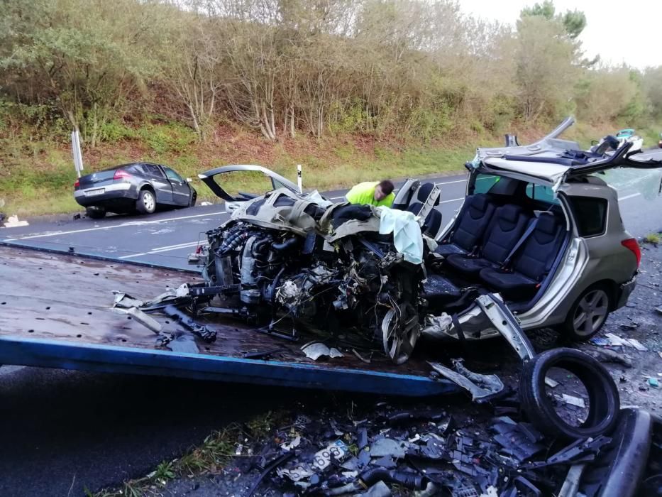 Dos heridos graves en una colisión frontal en la vía rápida de Cambados a Vilagarcía