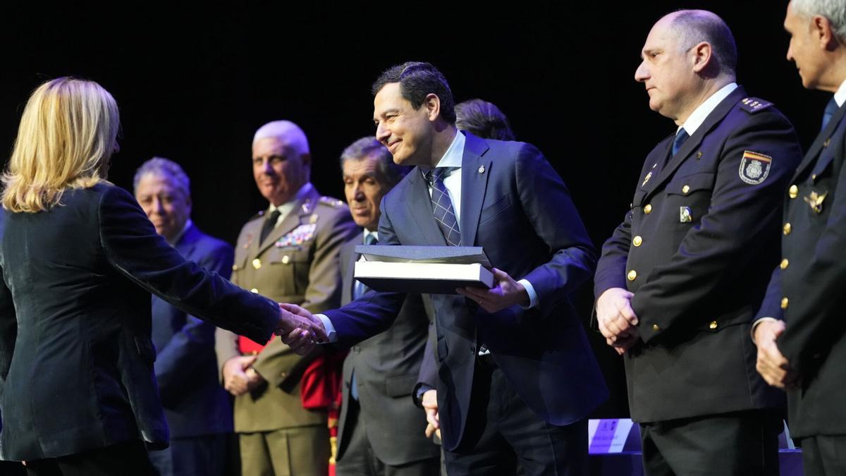 El presidente de la Junta de Andalucía, Juanma Moreno, durante las condecoraciones al personal de la Unidad de Policía Adscrita a la Comunidad Autónoma de Andalucía.