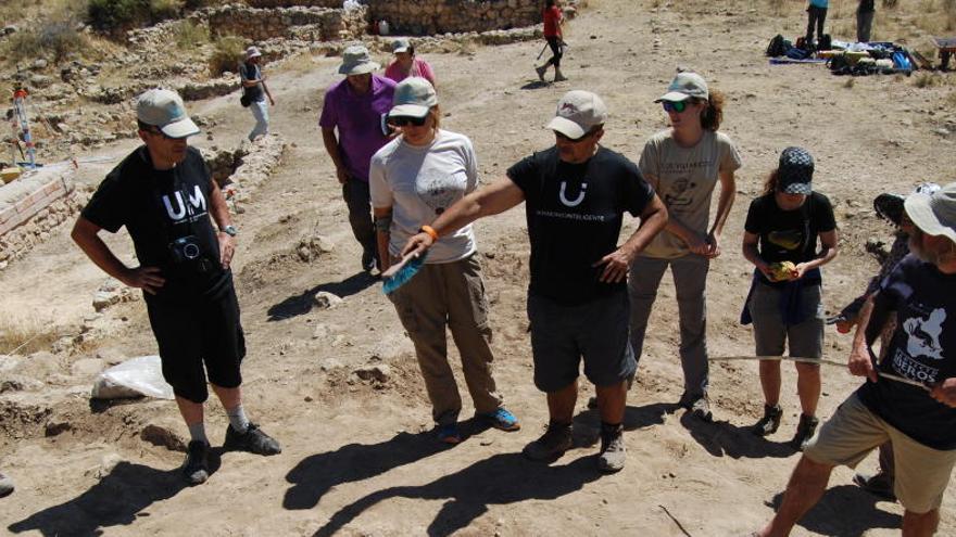 El calor no impide que los jóvenes estudiantes acompañen a los arqueólogos.