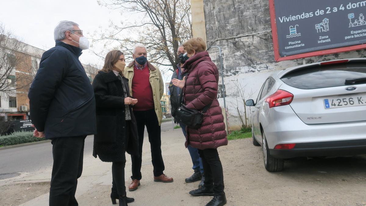 Los concejales Isabel Ambrosio y José Rojas, con vecinos afectados por la parálisis de las obras.