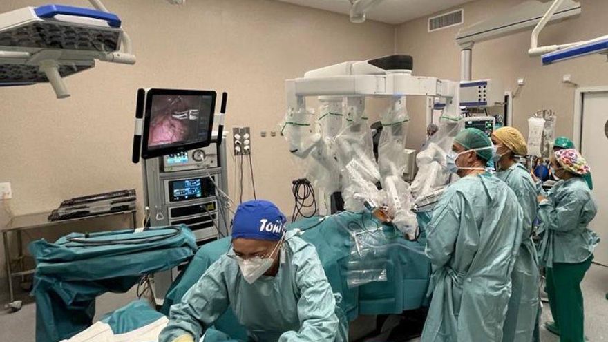 El Hospital Regional realiza la primera intervención de cirugía torácica con el robot Da Vinci