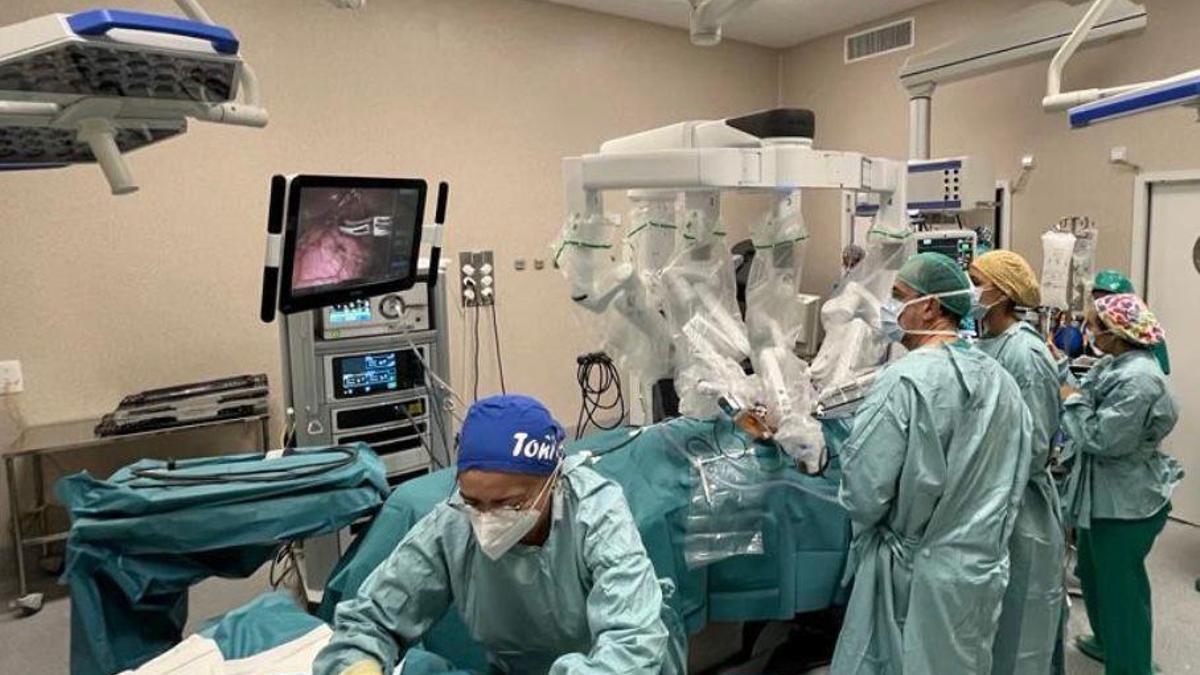 Profesionales realizan una intervención con el robot Da Vinci del Hospital Regional.