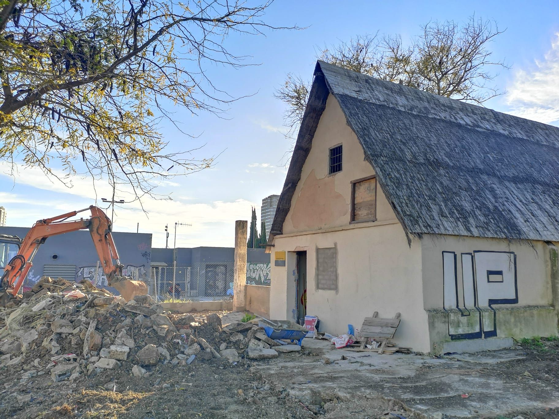 Así se reconstruye la Barraca del Tío Tonet en La Torre