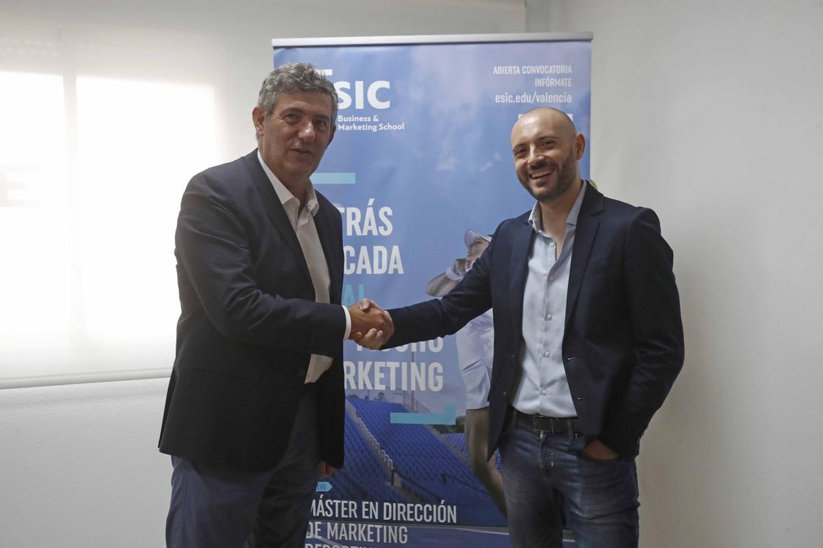 Firma del acuerdo de la Beca: Agustín Carrilero (ESIC) y Rafa Marín (SUPER Deporte)