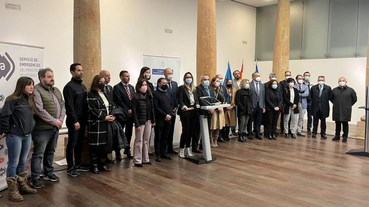 Representantes de las empresas firmantes y la consejera de Presidencia,  Rita Camblor, durante la firma del convenio.