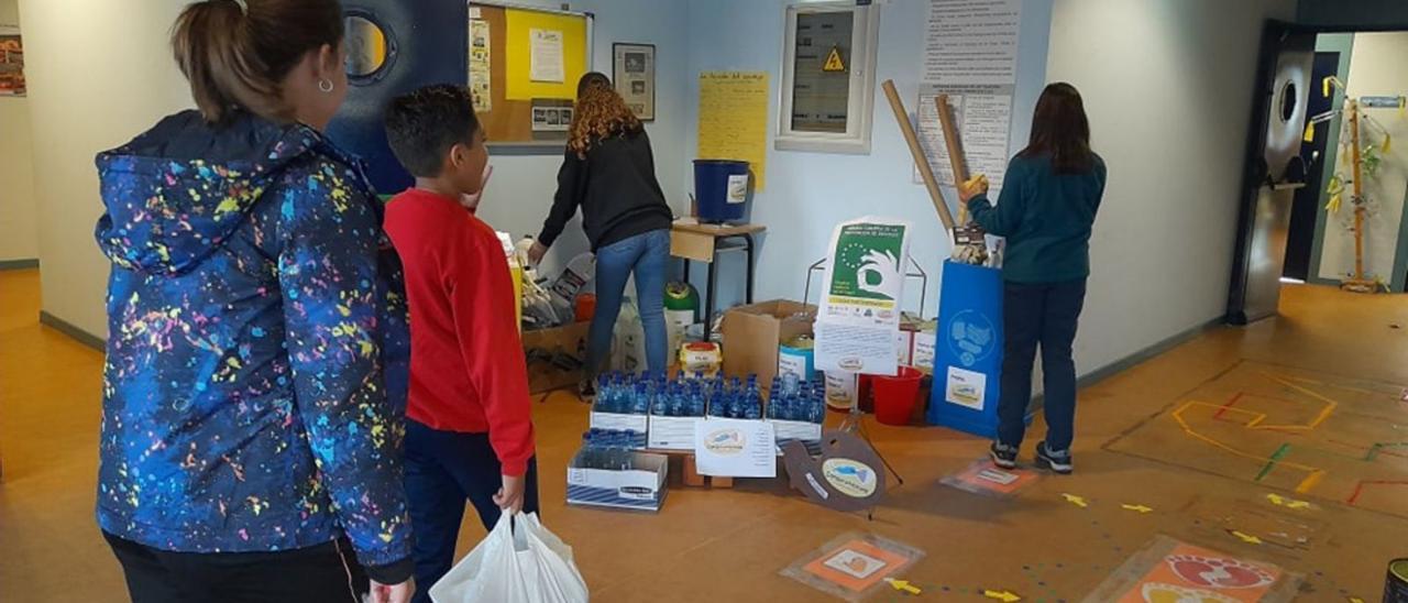 Varios alumnos, con material reciclado para los proyectos de la escuela naveta.